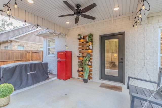 property entrance featuring ceiling fan