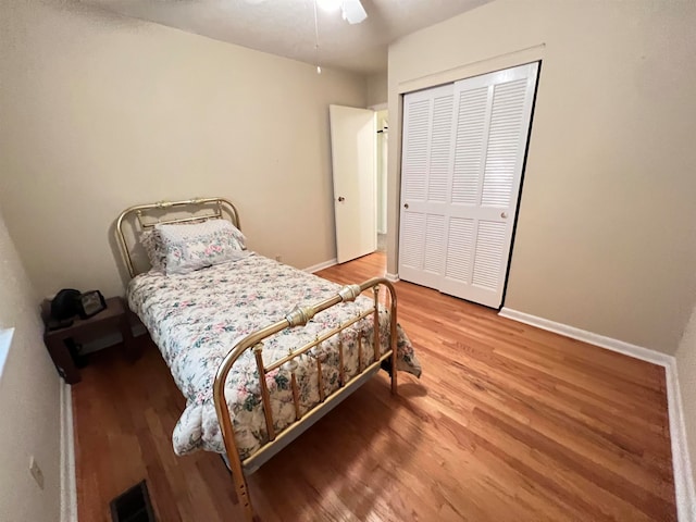 bedroom with ceiling fan, a closet, and hardwood / wood-style flooring