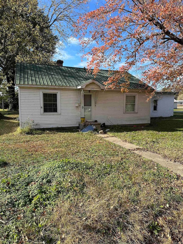 ranch-style home with a front lawn