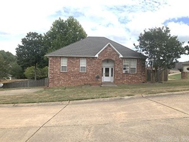 view of front of property with a front yard