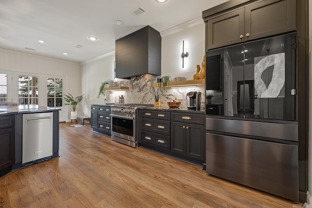 kitchen featuring stainless steel appliances, light hardwood / wood-style flooring, backsplash, crown molding, and custom exhaust hood