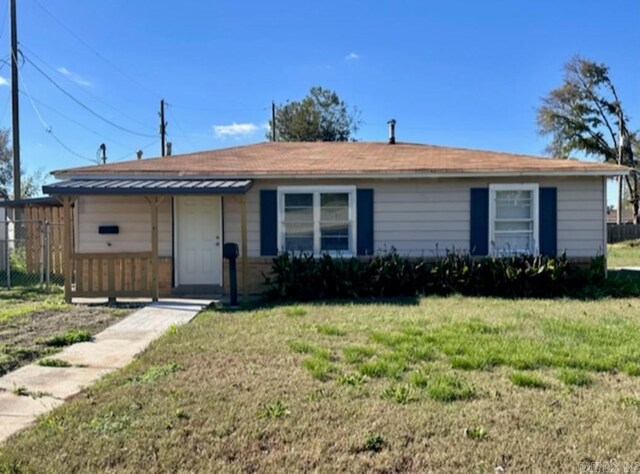 single story home featuring a front lawn