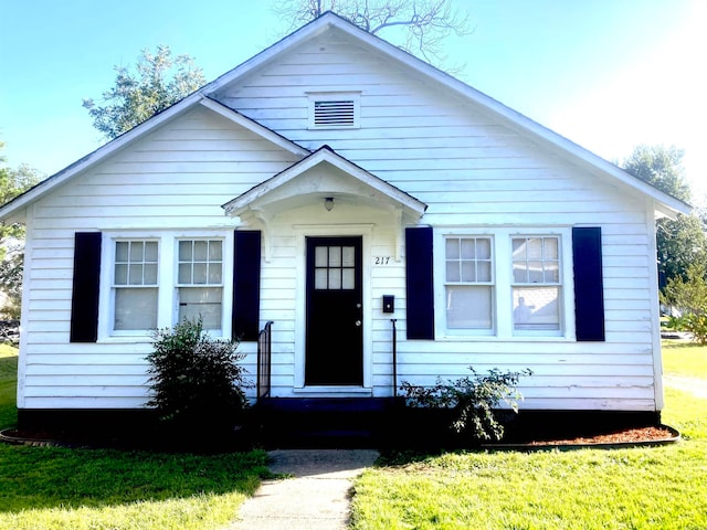 bungalow featuring a front yard