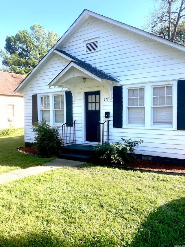 view of front facade featuring a front yard