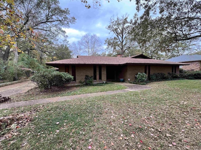 single story home featuring a front lawn