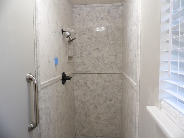 bathroom featuring tiled shower