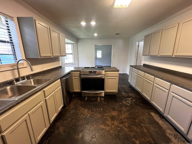 kitchen featuring sink, stainless steel appliances, kitchen peninsula, crown molding, and a textured ceiling