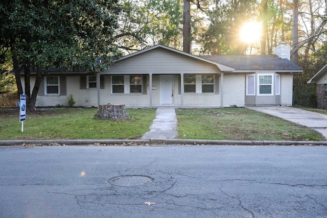 single story home with a front lawn