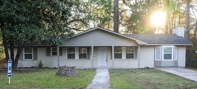 ranch-style house featuring a front yard