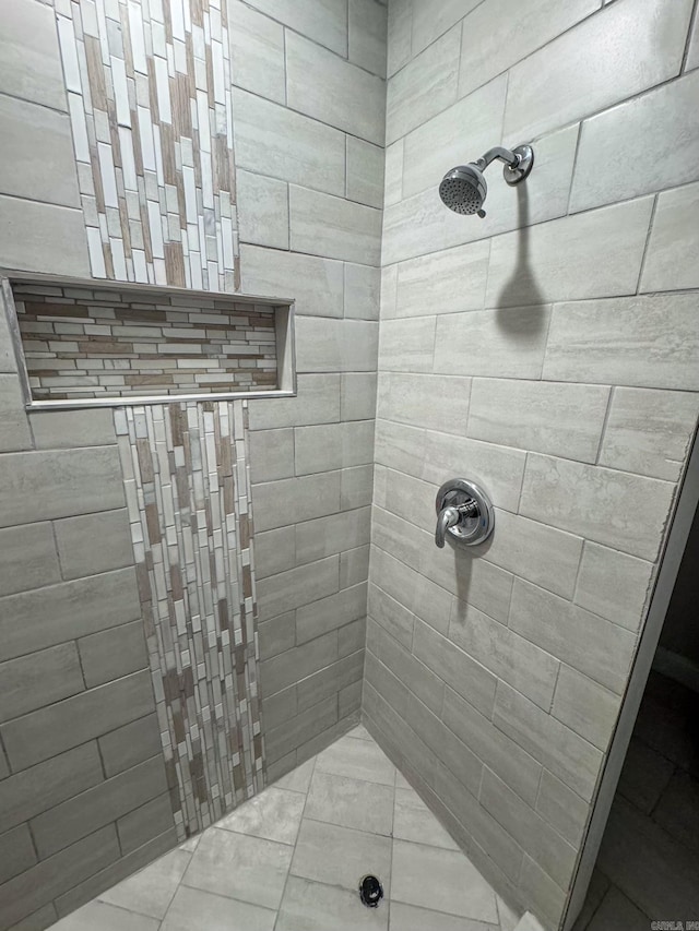 bathroom featuring tiled shower