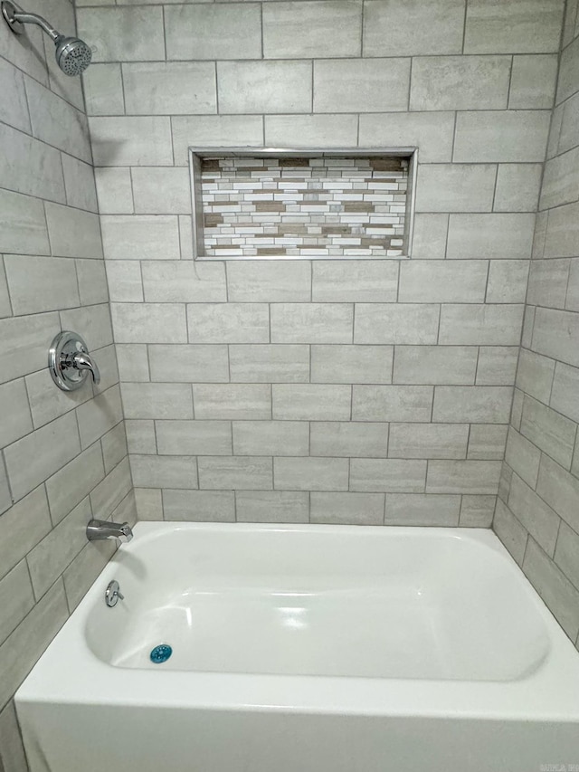 bathroom with tiled shower / bath combo