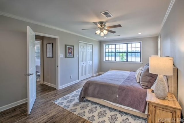 bedroom featuring ceiling fan, crown molding, dark wood-type flooring, and a closet