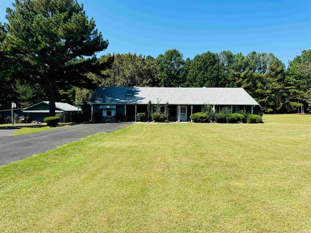 ranch-style house featuring a front lawn