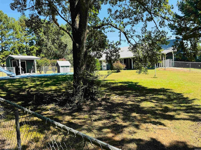 view of yard featuring a storage shed