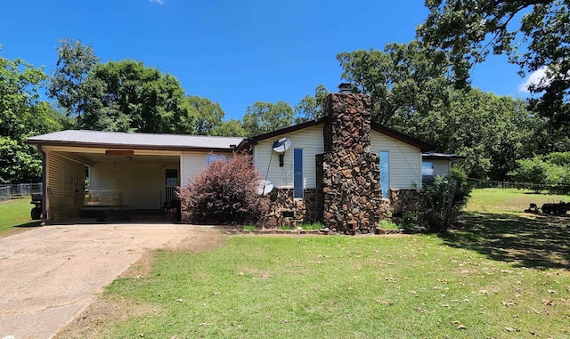 view of front of property with a front yard and a carport