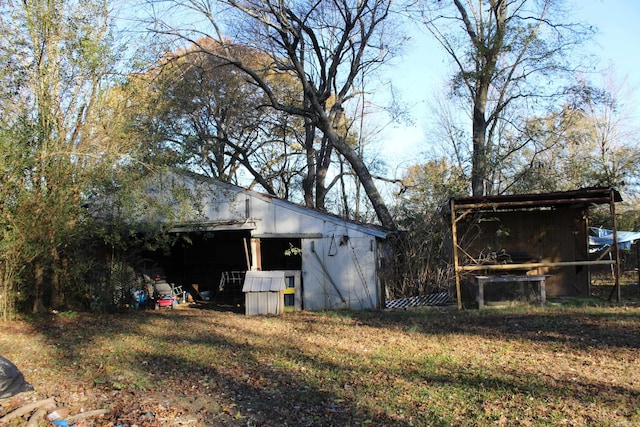 view of outdoor structure featuring a yard