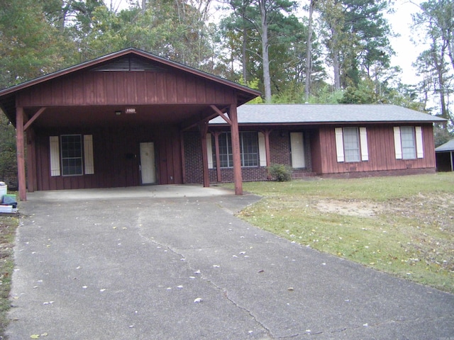 view of front of home with a front yard and a carport