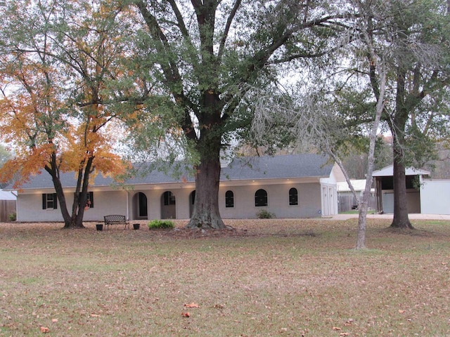 ranch-style house featuring a front yard