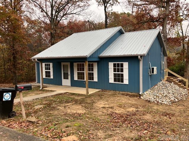 view of front of house featuring covered porch