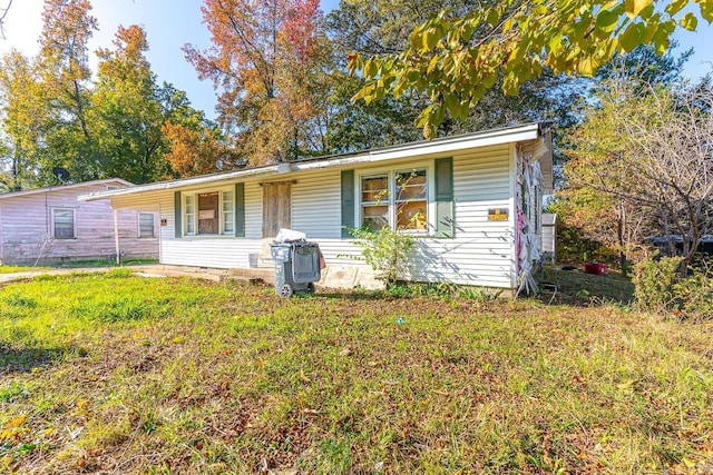 single story home with a front yard