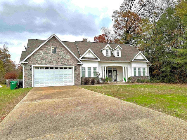 view of front of property featuring a front yard