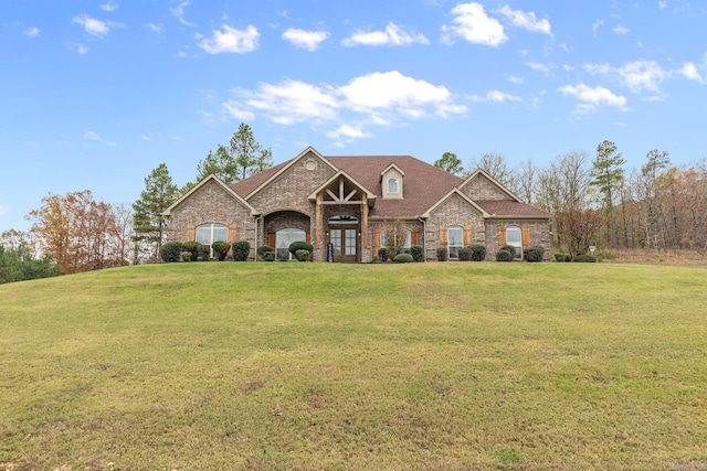 view of front of property featuring a front lawn