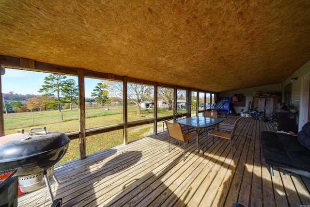 sunroom with lofted ceiling