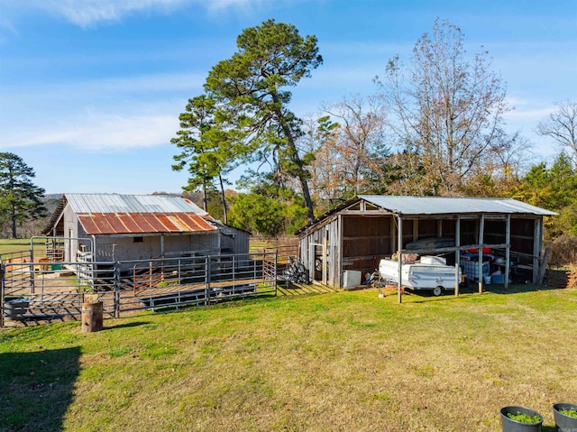 view of yard featuring an outdoor structure