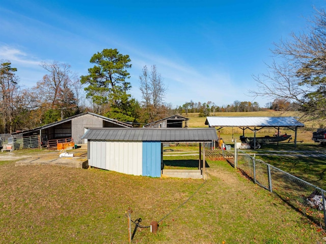 view of yard featuring an outbuilding