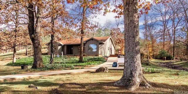 view of front of home featuring a front yard