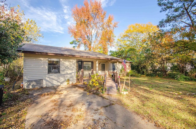 view of front facade featuring covered porch and a front lawn