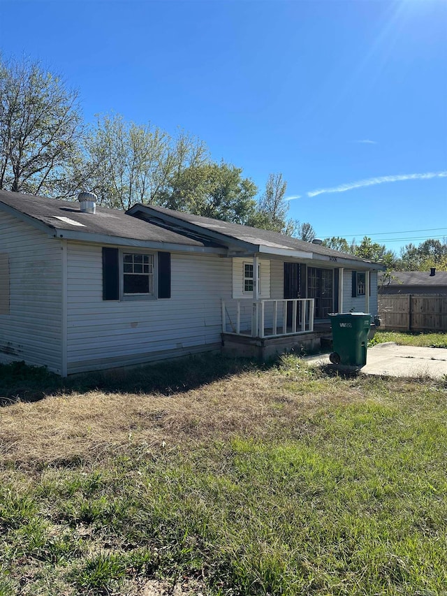 view of front of property with a front lawn