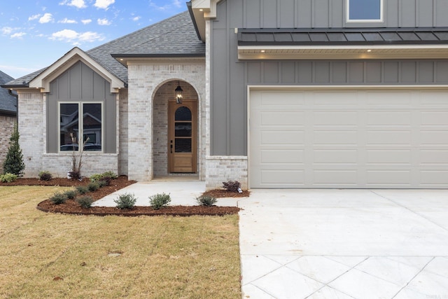 view of front of home featuring a front yard and a garage