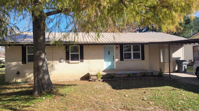 single story home featuring a front lawn