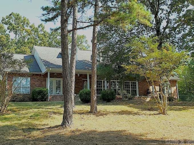 view of front facade with a front lawn