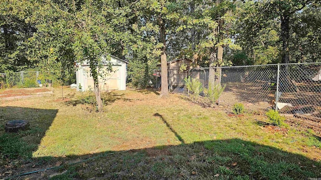 view of yard featuring a storage shed