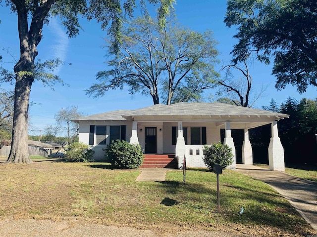 view of front facade featuring covered porch and a front lawn