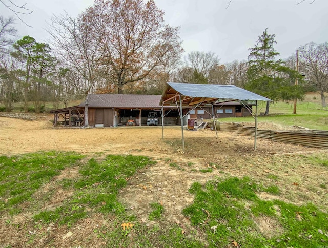 view of yard with an outdoor structure