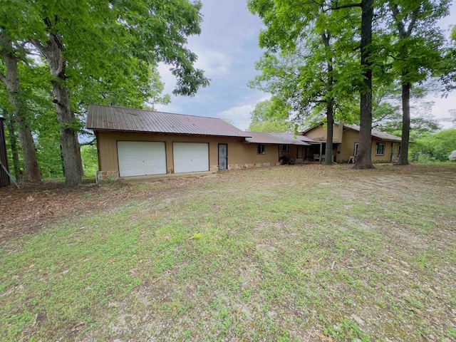 view of yard with a garage