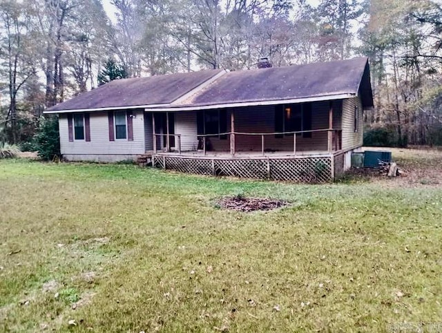 single story home featuring a front lawn