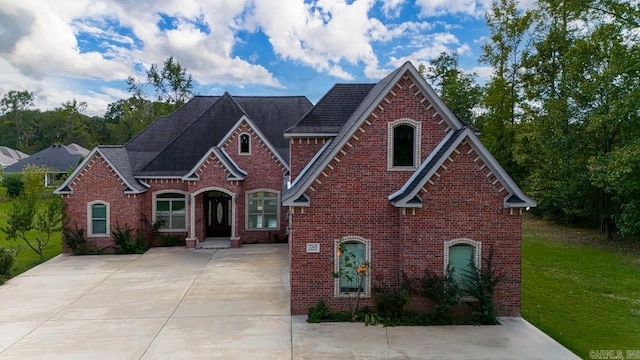 view of front of home featuring a front yard