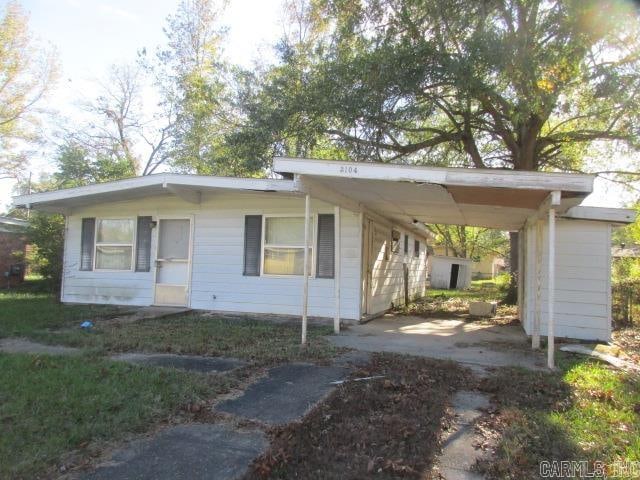 view of front of home featuring a carport