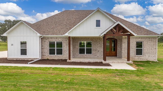 view of front facade with a front lawn