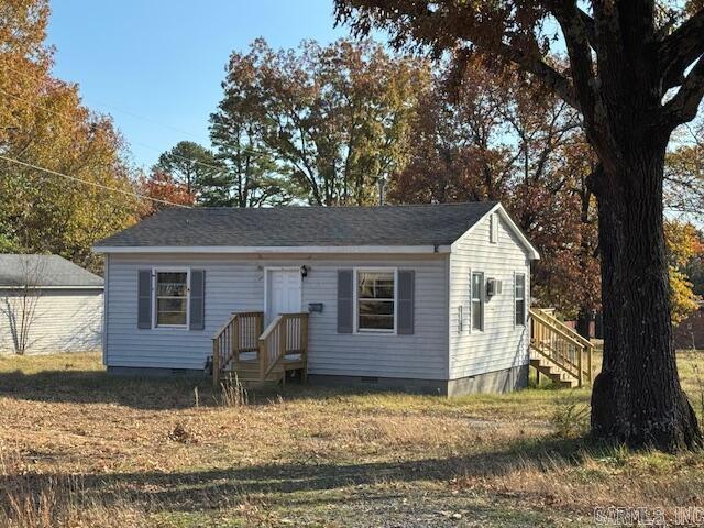 view of front of house featuring a front lawn