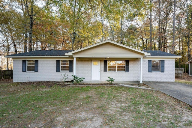 single story home featuring a porch and a front lawn