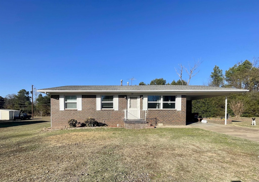 view of front of home featuring a front yard and a carport