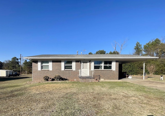 view of front of home featuring a front yard and a carport