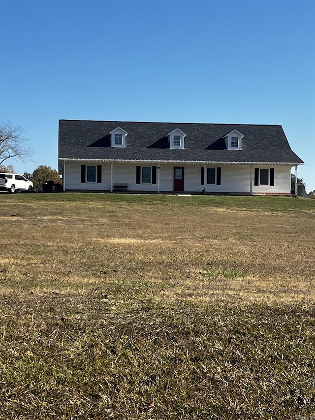 view of front facade featuring a front lawn