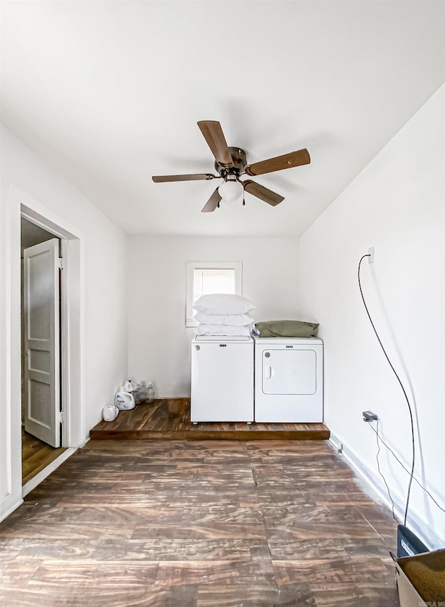 laundry area featuring ceiling fan, independent washer and dryer, and dark wood-type flooring