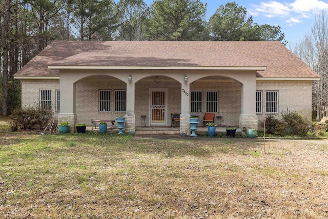 view of front facade featuring a porch and a front yard